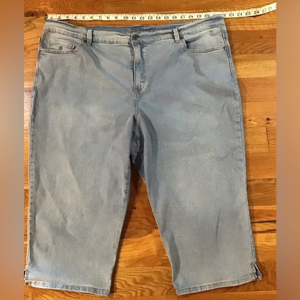 Woman’s size 22W Gloria, Vanderbilt, slimming effect stretch denim capris R